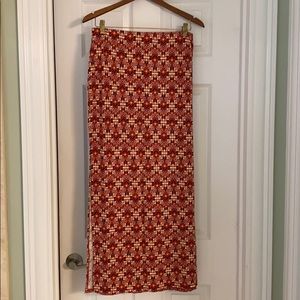 Patterned skirt with slit